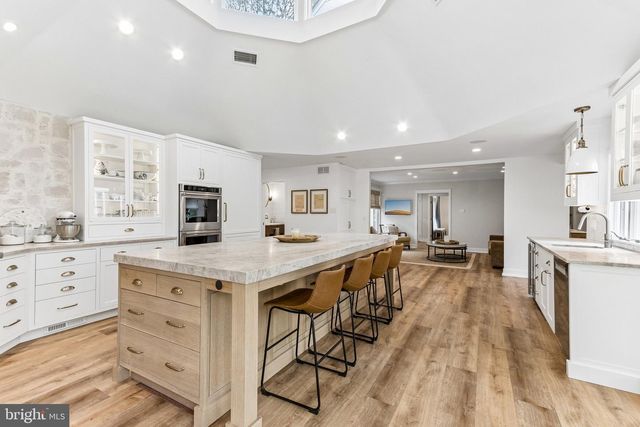 2 QUEENS LN, Pennington, NJ 08534