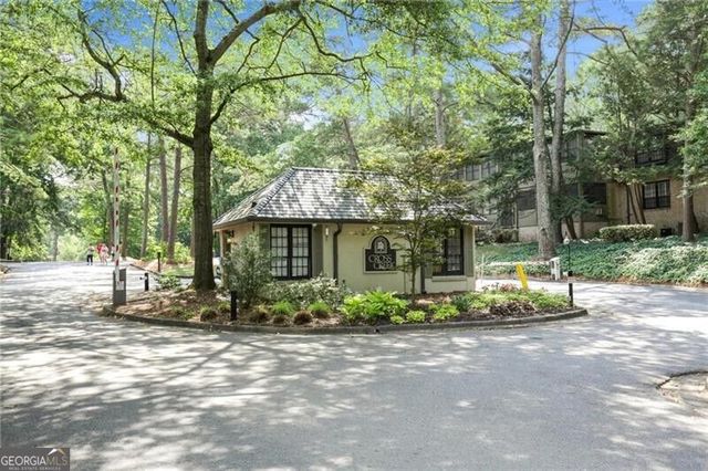 122 Woodmere Square NW, Atlanta, GA 30327