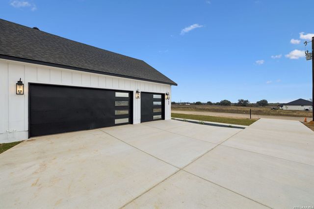 191 Hidden Ranch, Floresville, TX 78114