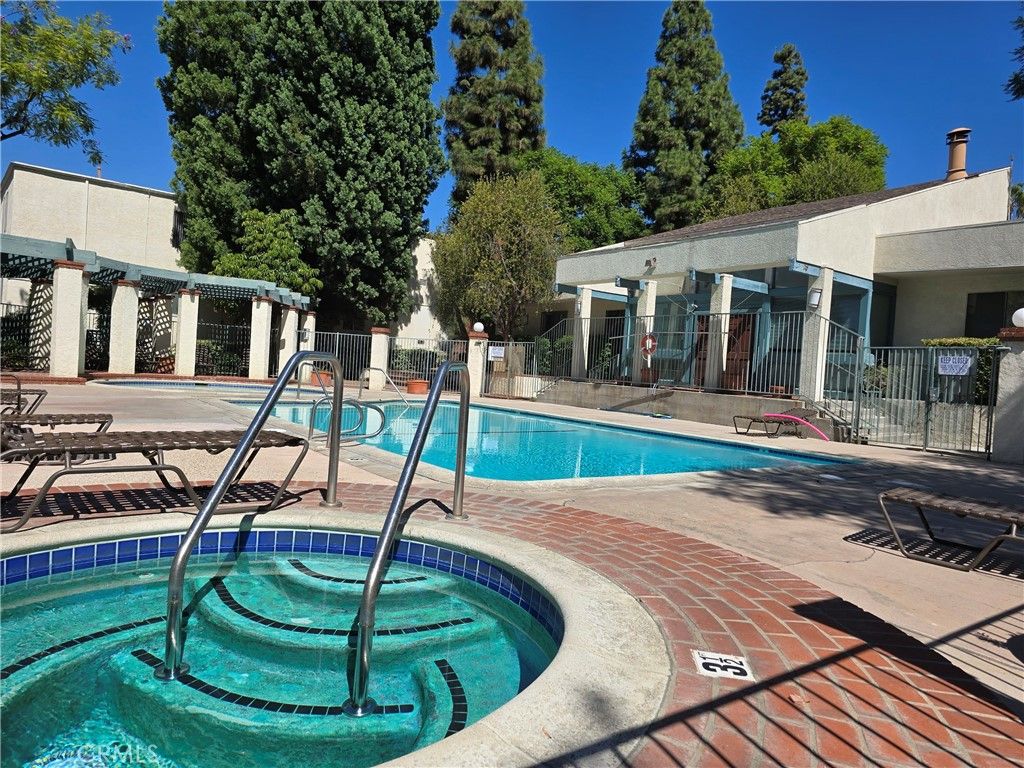 5700 Etiwanda, Tarzana, CA 91356