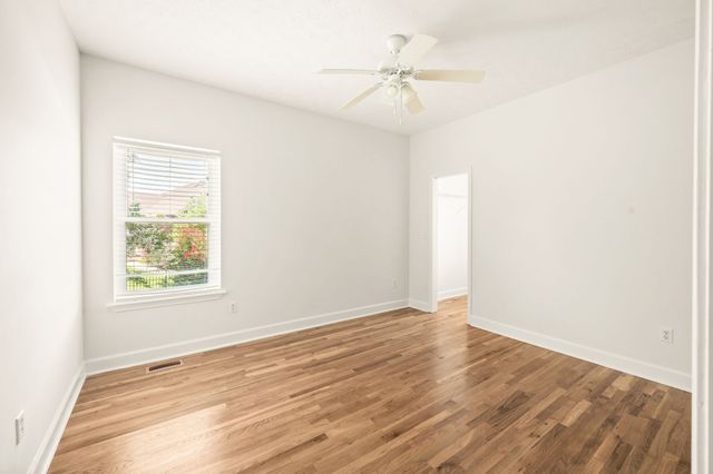 2114 London Ln, Greenbrier, TN 37073