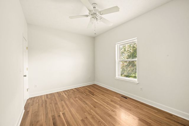 2114 London Ln, Greenbrier, TN 37073