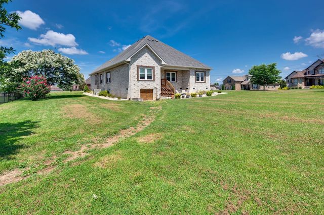 2114 London Ln, Greenbrier, TN 37073