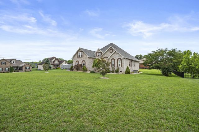 2114 London Ln, Greenbrier, TN 37073