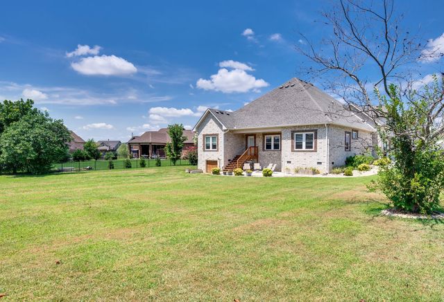 2114 London Ln, Greenbrier, TN 37073