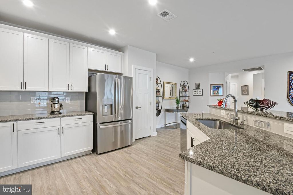 Image 2 of property listing at 3282 PINE NEEDLE CIR #301, Frederick, MD 21704