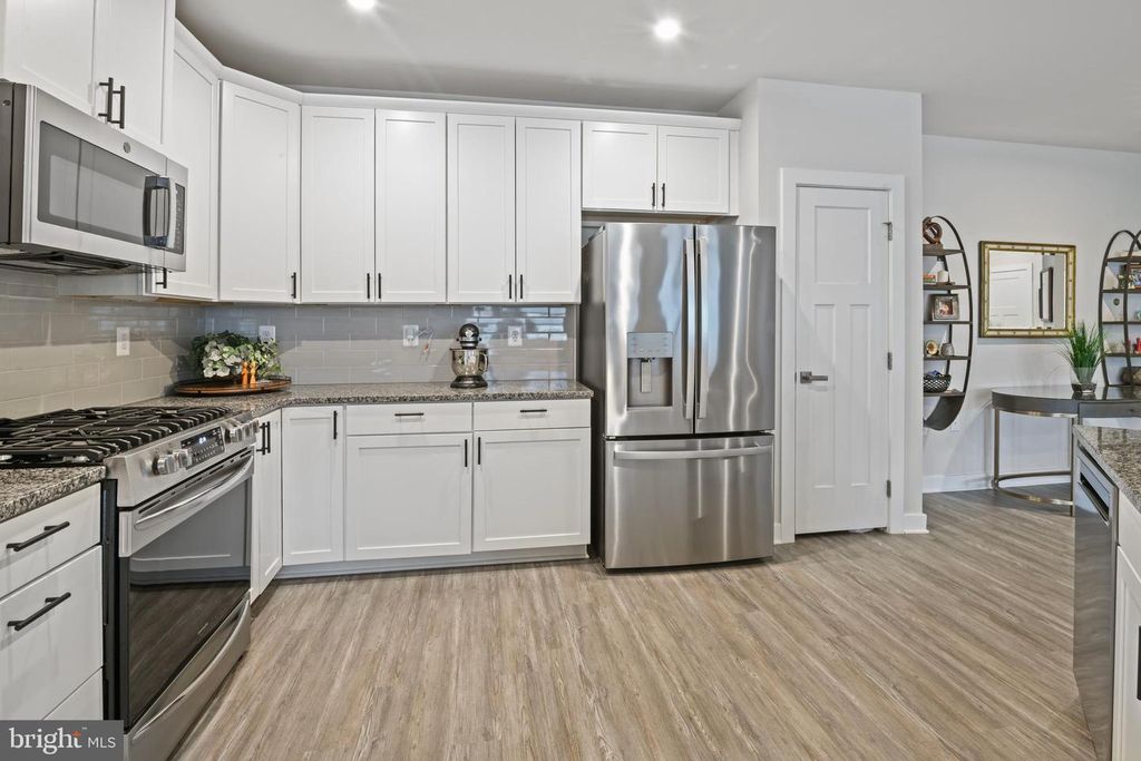 Image 4 of property listing at 3282 PINE NEEDLE CIR #301, Frederick, MD 21704