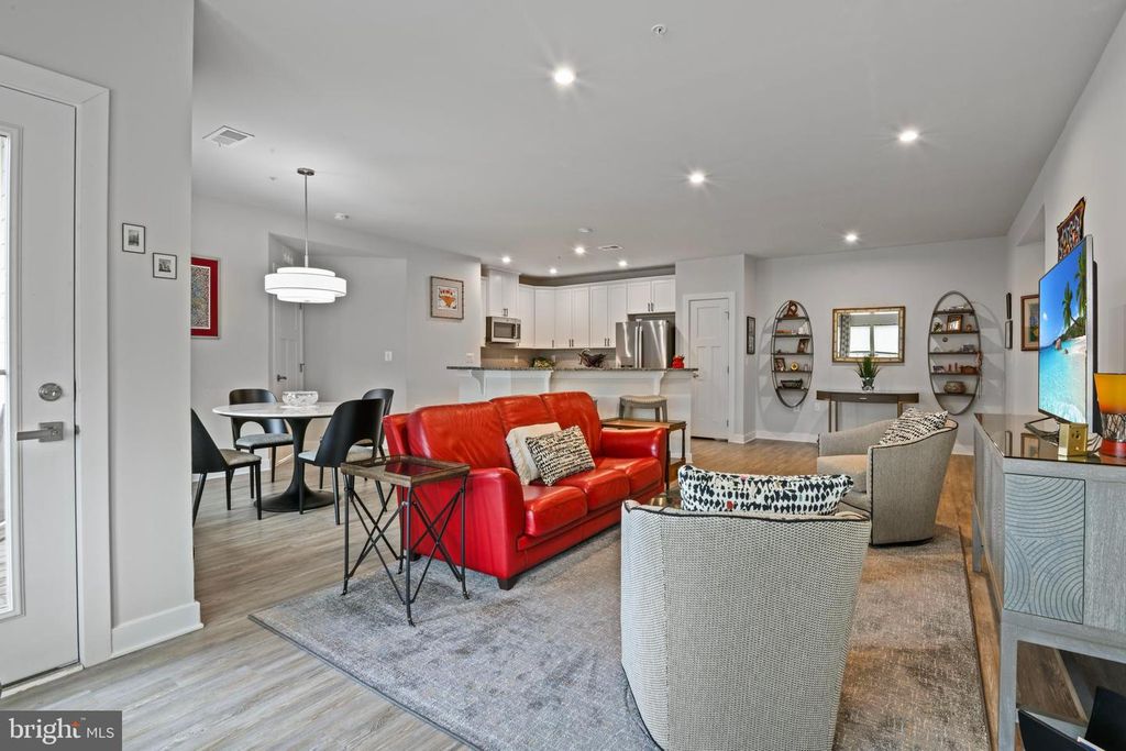 Image 6 of property listing at 3282 PINE NEEDLE CIR #301, Frederick, MD 21704