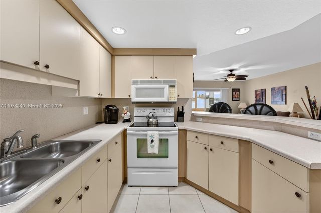 4401 Crystal Lake Dr 101, Deerfield Beach, FL 33064