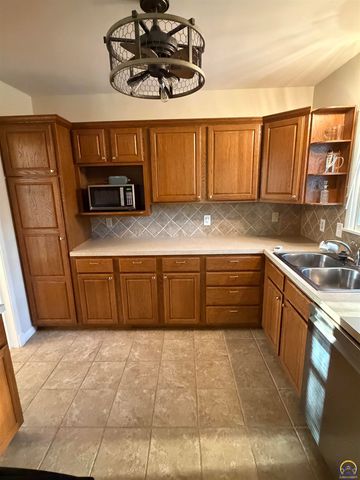 1812 SW Webster AVE, Topeka, KS 66604