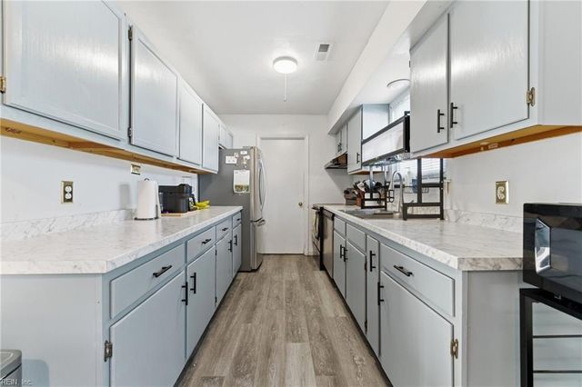 8 Roundtree CIR, Hampton, VA 23661