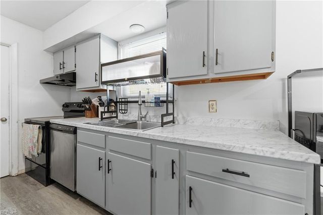 8 Roundtree CIR, Hampton, VA 23661