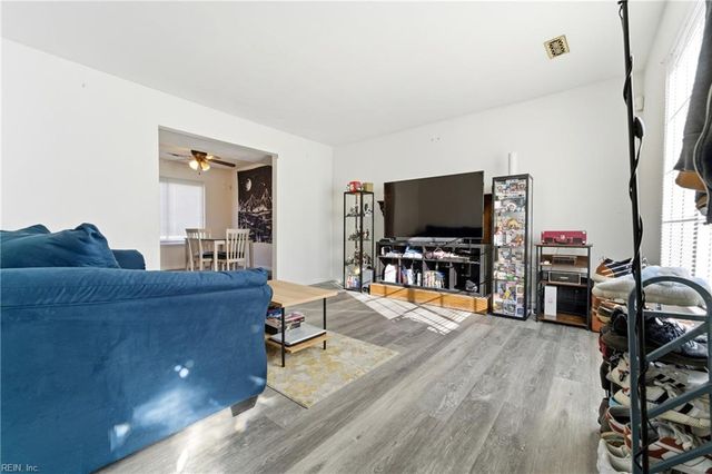 8 Roundtree CIR, Hampton, VA 23661