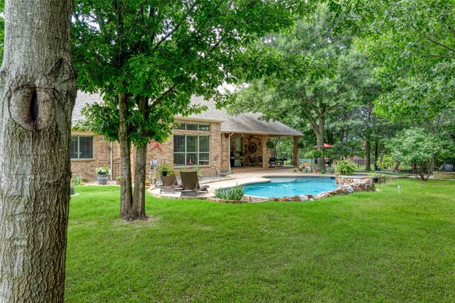 136 Whispering Winds Drive, Gunter, TX 75058