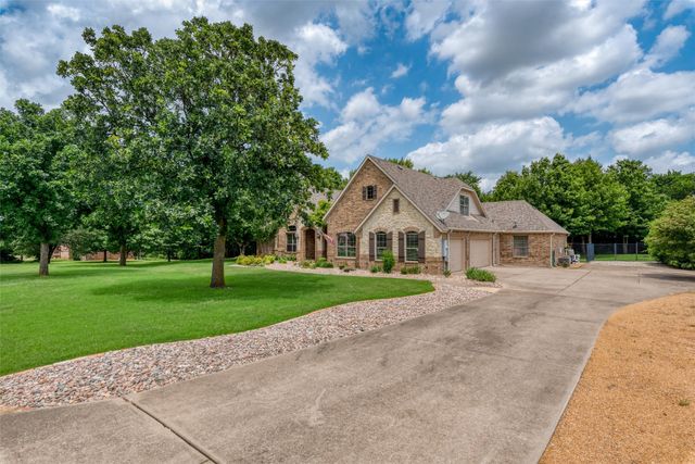 136 Whispering Winds Drive, Gunter, TX 75058