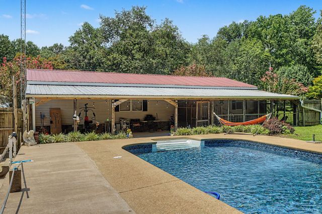 131 Holiday Acres Dr, Springville, TN 38256