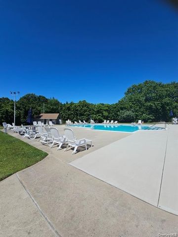10 Aspen Court 10, Coram, NY 11727