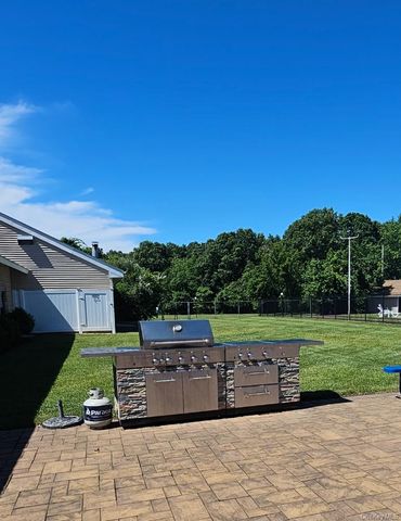 10 Aspen Court 10, Coram, NY 11727
