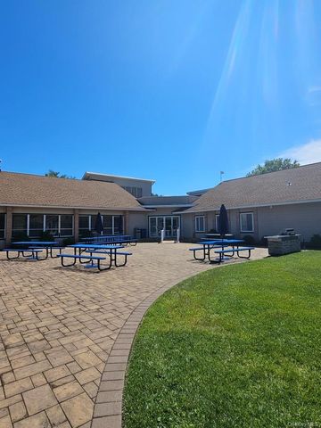 10 Aspen Court 10, Coram, NY 11727