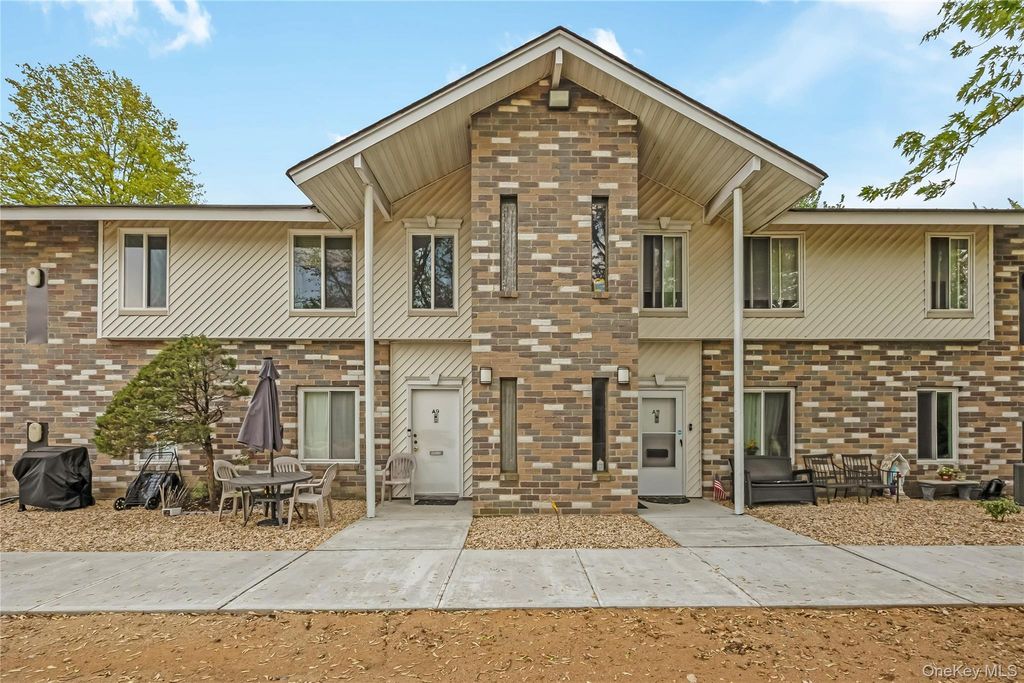 10 Aspen Court 10, Coram, NY 11727
