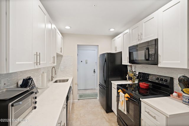 125 Amberly Drive F, Manalapan, NJ 07726