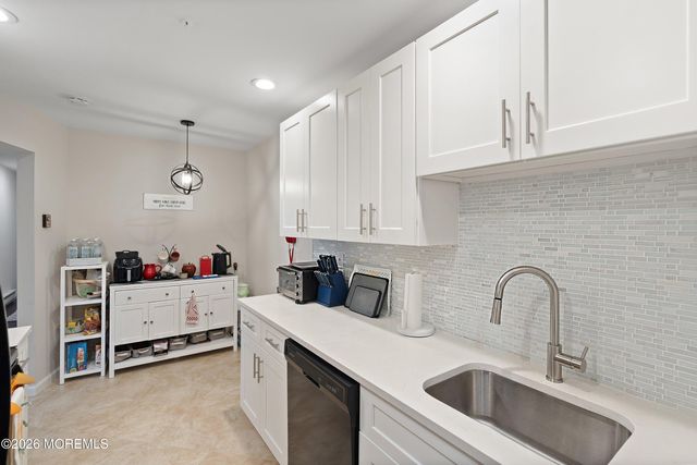 125 Amberly Drive F, Manalapan, NJ 07726