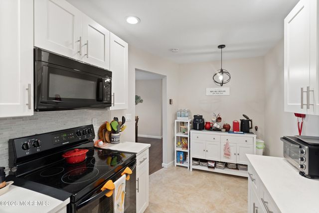 125 Amberly Drive F, Manalapan, NJ 07726