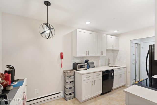 125 Amberly Drive F, Manalapan, NJ 07726