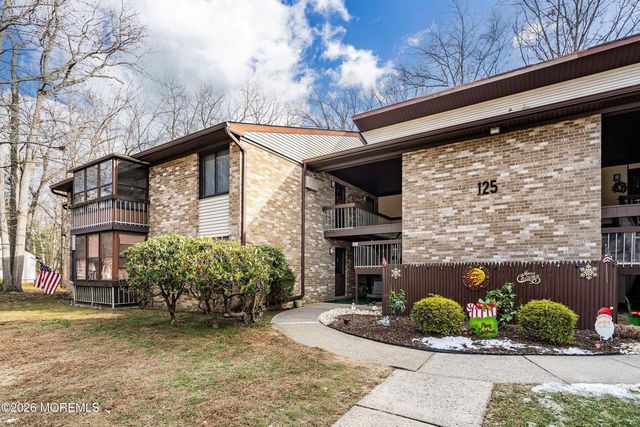 125 Amberly Drive F, Manalapan, NJ 07726