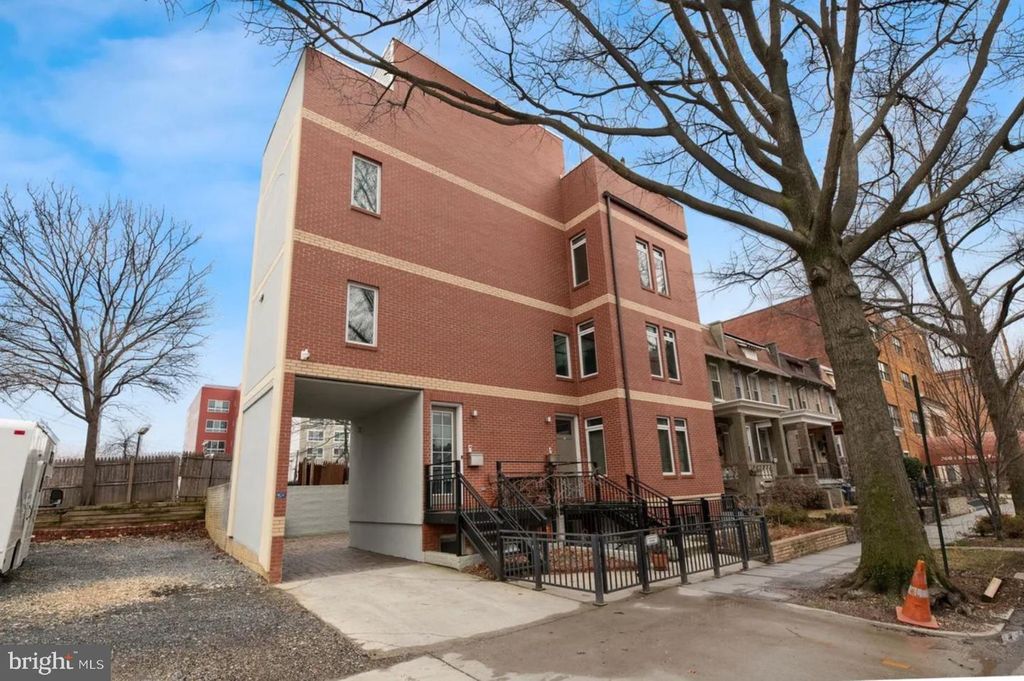 915 3RD STREET, Washington, DC 20002