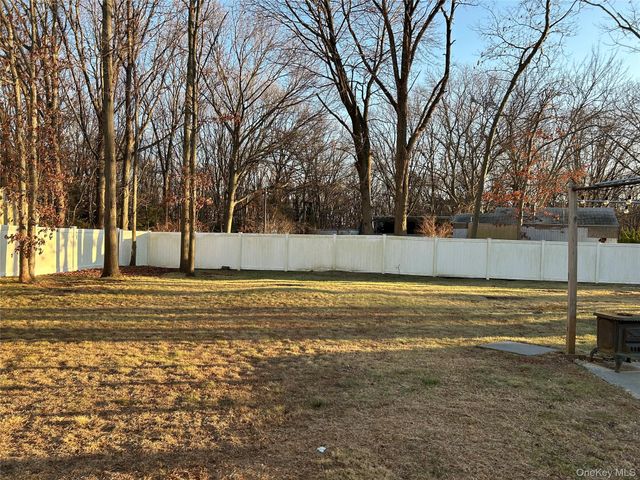 30 Mayflower Lane, East Setauket, NY 11733