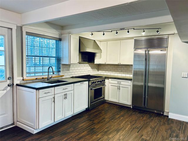 30 Mayflower Lane, East Setauket, NY 11733