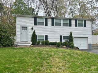 30 Mayflower Lane, East Setauket, NY 11733