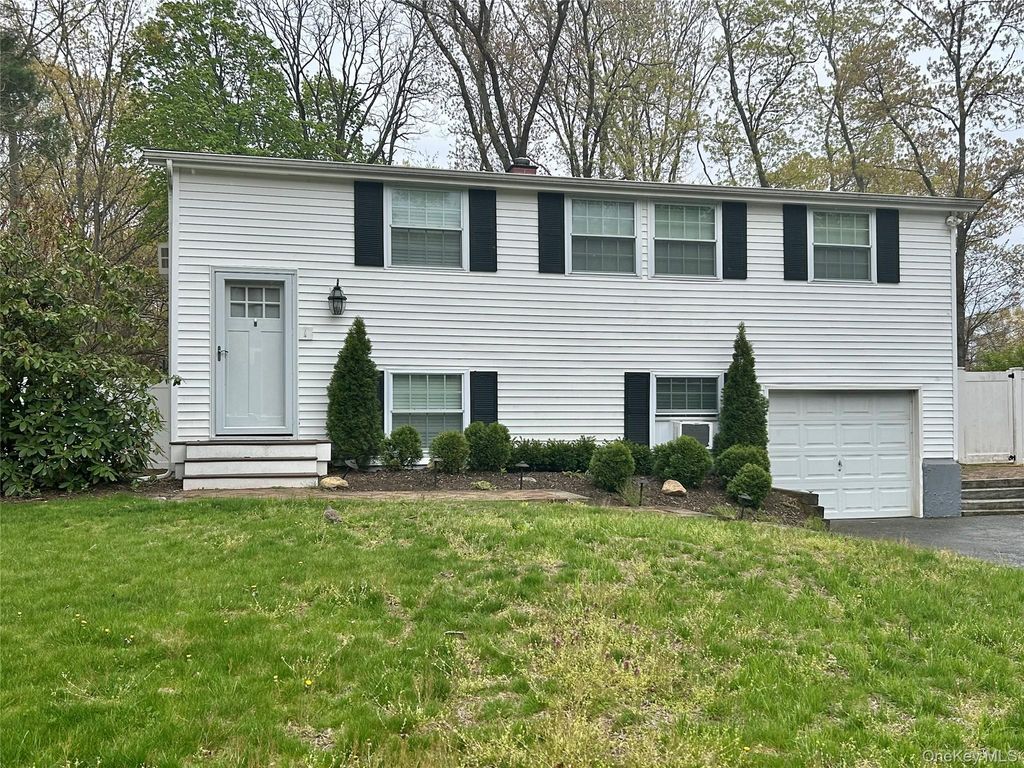 30 Mayflower Lane, East Setauket, NY 11733