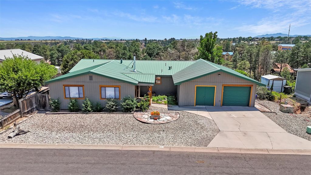 1043 Cheyenne, Los Alamos, NM 87544
