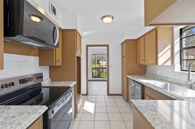 204 Pine Valley Street, Huntsville, TX 77320