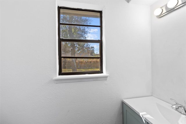 204 Pine Valley Street, Huntsville, TX 77320