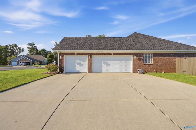 3706 Hatfield Cove SW, Decatur, AL 35603
