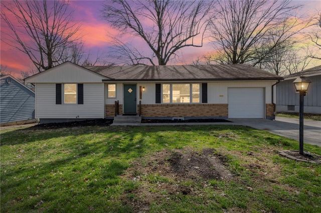 17301 E Cheyenne Drive, Independence, MO 64056