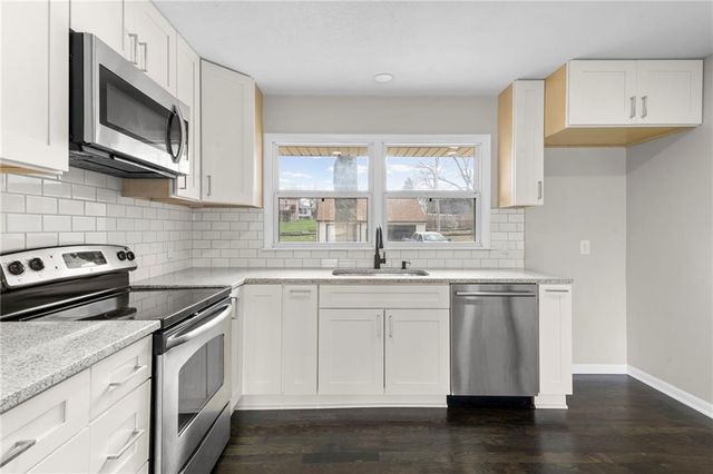 17301 E Cheyenne Drive, Independence, MO 64056