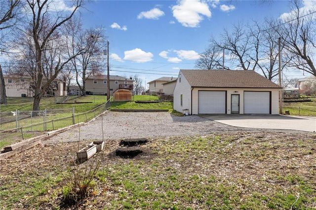 17301 E Cheyenne Drive, Independence, MO 64056