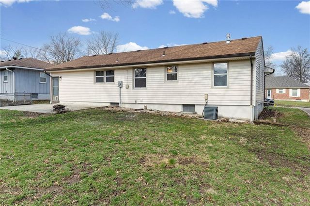 17301 E Cheyenne Drive, Independence, MO 64056