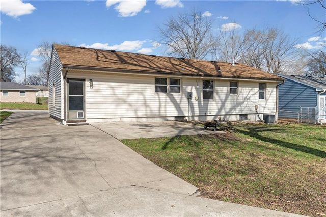 17301 E Cheyenne Drive, Independence, MO 64056