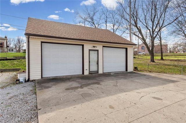 17301 E Cheyenne Drive, Independence, MO 64056