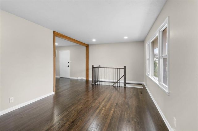 17301 E Cheyenne Drive, Independence, MO 64056