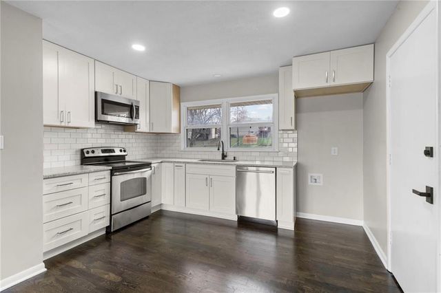 17301 E Cheyenne Drive, Independence, MO 64056