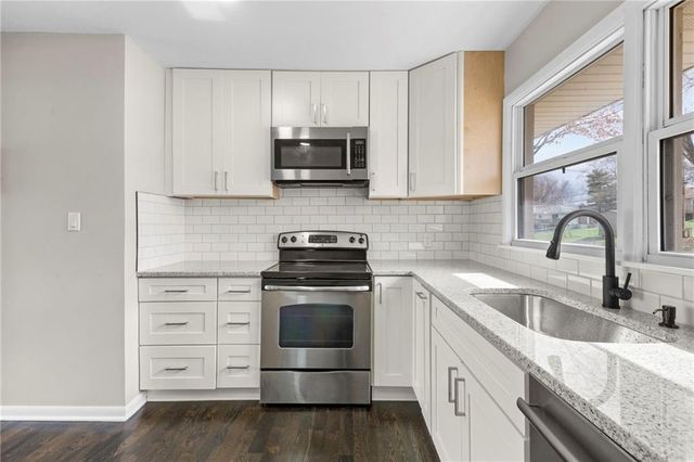 17301 E Cheyenne Drive, Independence, MO 64056