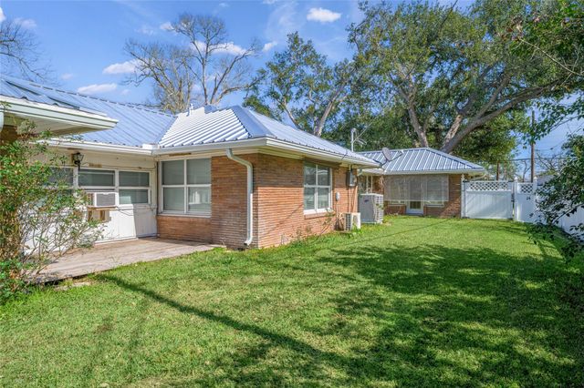 232 S Holland, Bellville, TX 77418