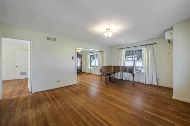 232 S Holland, Bellville, TX 77418