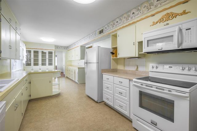 232 S Holland, Bellville, TX 77418